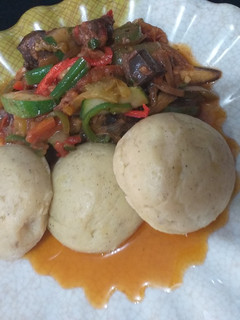 A picture of Mash potatoes with liver sauce.