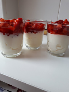 Una foto de Mousse de yogur y queso con fresas