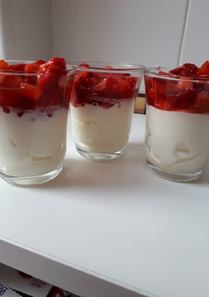 Foto principal de Mousse de yogur y queso con fresas