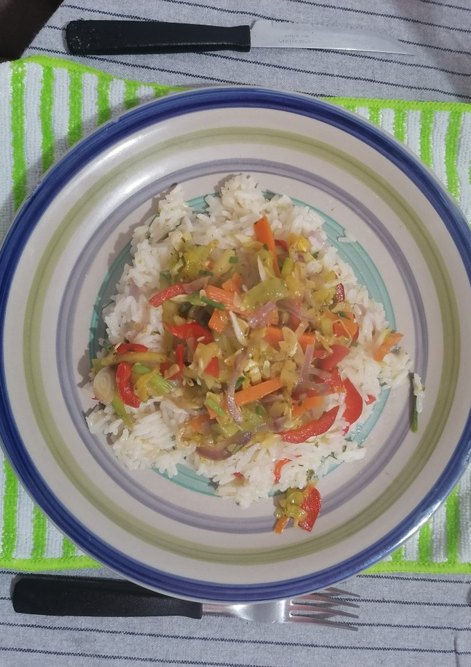 Una foto de Verduras salteadas con zucchini