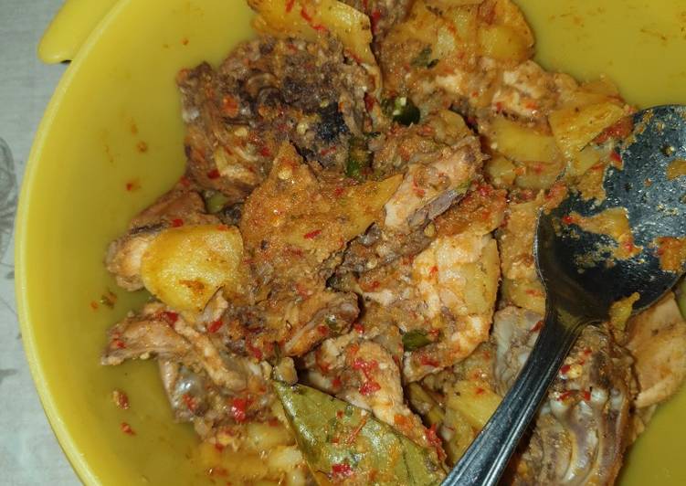 Langkah Mudah untuk Menyiapkan Ayam &amp; Kentang Pedas yang Enak