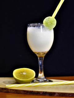 A picture of Lemon milk shake.