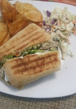 Una foto de Panini a mi manera de pollo con mozzarella