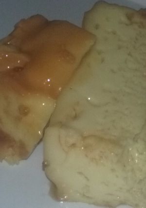 Una foto de Flan con caramelo de guayaba y queso crema