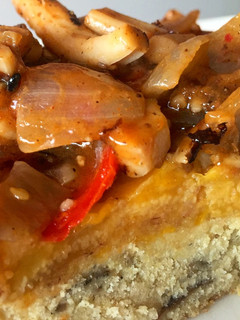 Una foto de Pastel de Batata Rosada con Maduro y Calamares🦑