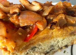 Una foto de Pastel de Batata Rosada con Maduro y Calamares🦑
