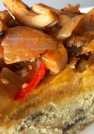 Una foto de Pastel de Batata Rosada con Maduro y Calamares🦑