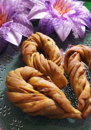 A picture of Twisted Namak paare.
