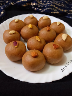 ઘઉંના લોટ ના લાડુ (Wheat Flour Ladoo Recipe In Gujarati) રેસીપી મુખ્ય ફોટો