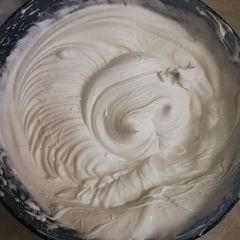 A picture of Whipped cream frosting.