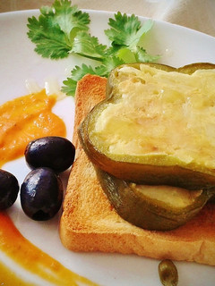 Una foto de Pimiento verde relleno de tortilla de patatas