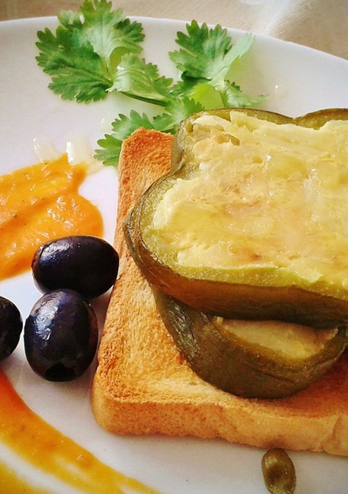 Una foto de Pimiento verde relleno de tortilla de patatas