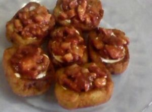 Una foto de Tostones rellenos cubanos