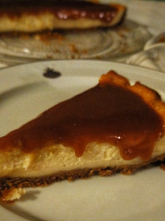 Una foto de Cheesecake con salsa de caramelo