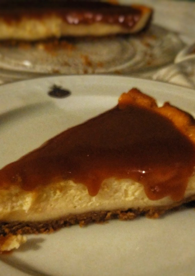 Una foto de Cheesecake con salsa de caramelo