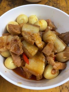 Hình của món Thịt kho tàu trứng cút.