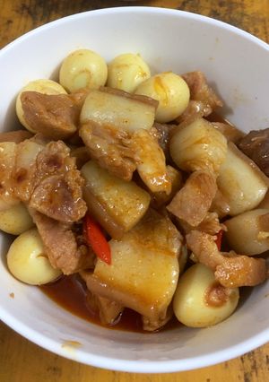Hình của món Thịt kho tàu trứng cút.