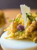 Huevo relleno de ají de gallina