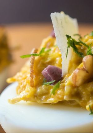 Una foto de Huevo relleno de ají de gallina