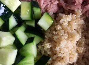 Una foto de Bowl de quinoa, atún y pepino