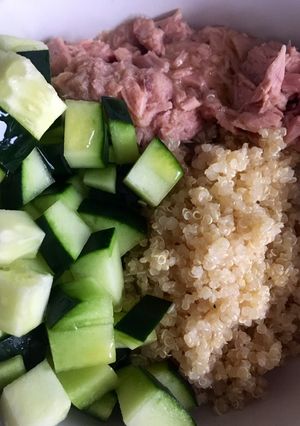 Una foto de Bowl de quinoa, atún y pepino