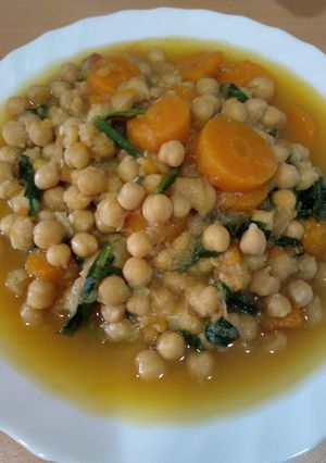 Una foto de Garbanzos con col y espinacas