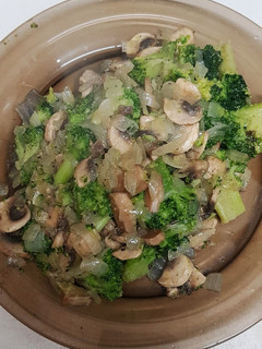 Una foto de Salteado de champiñones con brócoli y cebolla