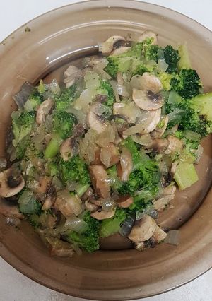 Una foto de Salteado de champiñones con brócoli y cebolla