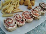 Rollitos de tortilla, queso y salmón ahumado
