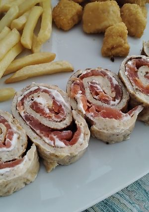 Una foto de Rollitos de tortilla, queso y salmón ahumado