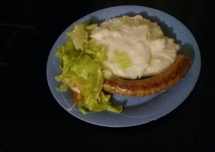 Pap with wors and lettuce