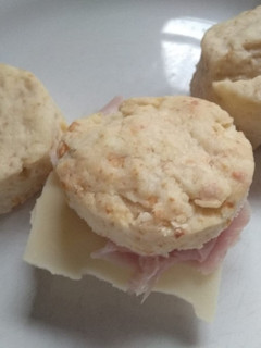 Una foto de Scones de queso rellenos