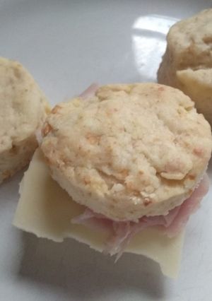 Una foto de Scones de queso rellenos