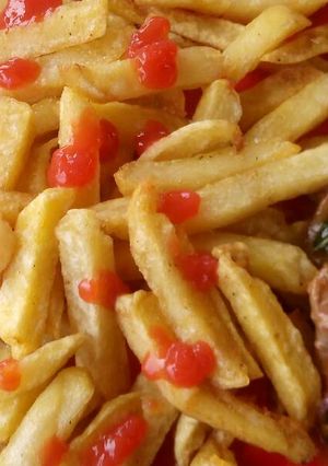 A picture of Chips with beef stew.