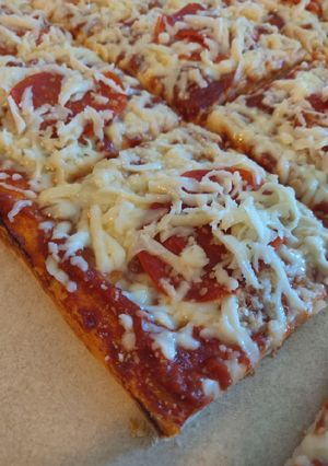 A picture of Cold Topping "Pittsburgh-Style" Tray Pizza.