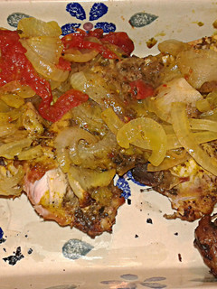 Una foto de Pollo al moscato y curry con cebollas