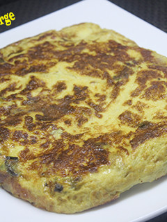 Una foto de Tortilla de manzana con cebolla y pimiento