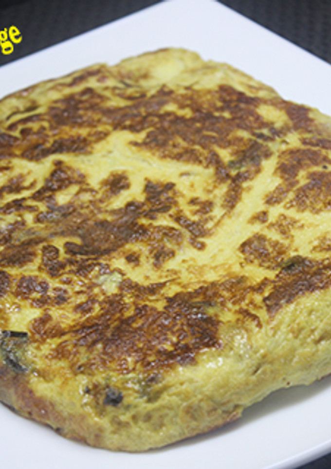Una foto de Tortilla de manzana con cebolla y pimiento