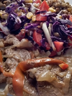 Una foto de Bifes de Lomo a la olla + ensalada mixta