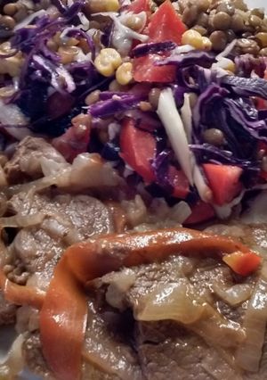Una foto de Bifes de Lomo a la olla + ensalada mixta