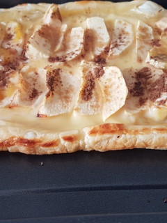 Una foto de Hojaldre de manzana y natillas