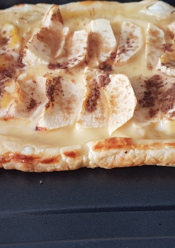 Una foto de Hojaldre de manzana y natillas