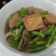 A picture of Braised tofu with french bean and onion.