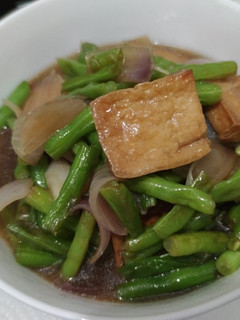 A picture of Braised tofu with french bean and onion.