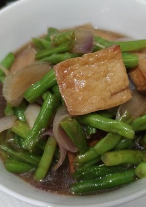 A picture of Braised tofu with french bean and onion.