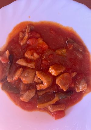 Una foto de Magra con tomate y pimientos