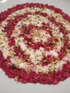 Foto di Risotto alla barbabietola crema di gorgonzola, noci e timo
