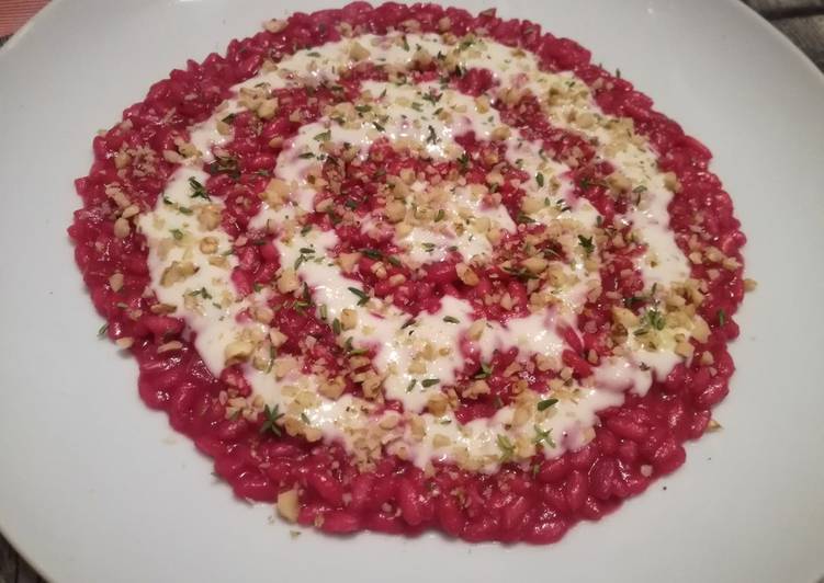 Risotto alla barbabietola crema di gorgonzola, noci e timo