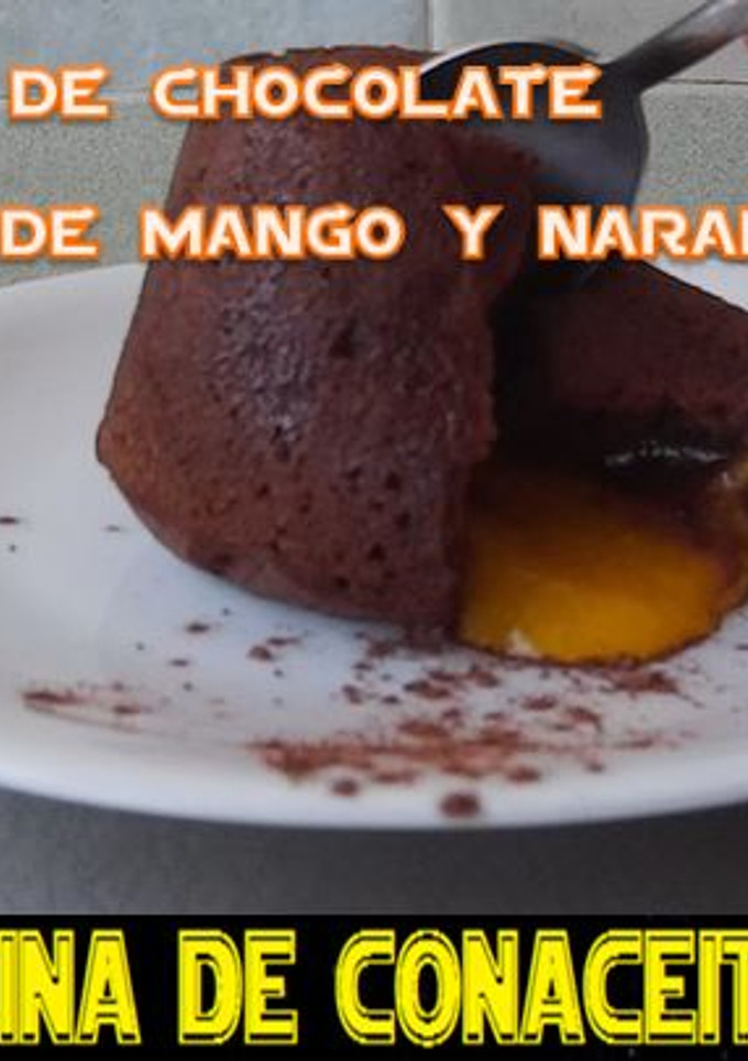 Una foto de Coulant de chocolate relleno de mango y naranja