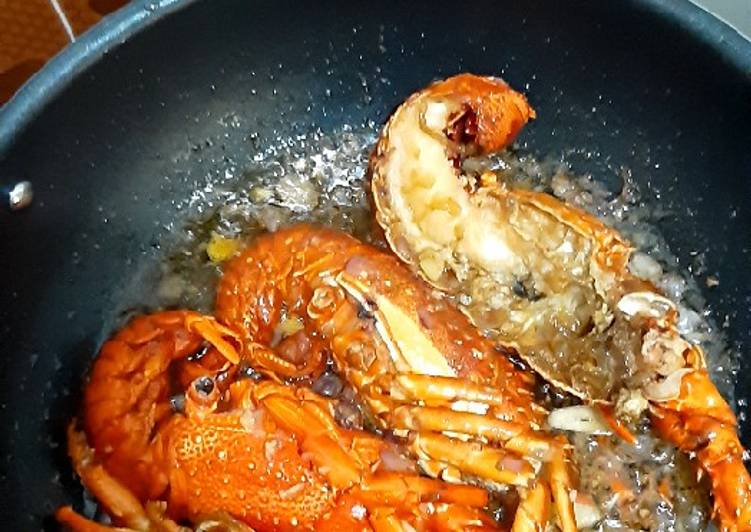 Langkah Mudah untuk Membuat Lobster Bumbu Mentega, Lezat